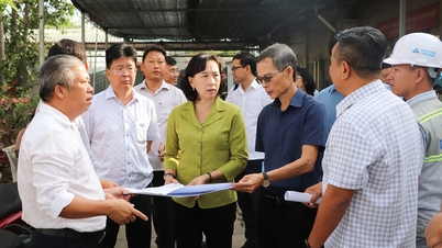 Die stellvertretende Vorsitzende des Volkskomitees der Provinz An Giang, Nguyen Thi Minh Thuy, besichtigt den Fortschritt des mehrstufigen Internatsprojekts an der Grenze.