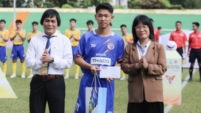 The player delivered an emotional speech to his beloved mother and received gifts on the Military Zone 5 stadium.