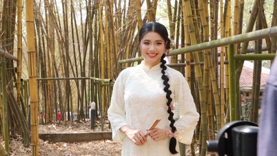 เยาวชนจำนวนมากแห่กันไปที่วัดอนุสรณ์กษัตริย์ฮุงในนครโฮจิมินห์เพื่อถ่ายรูปในเทศกาลตรุษจีน