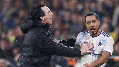 ຊ່ວງເວລາທີ່ຜູ້ຈັດການ Unai Emery ເສຍໃຈກັບນັກເຕະ Aston Villa.