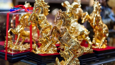 24K金メッキを施した精巧に作られた馬の置物は、午年の旧正月に顧客を魅了します。