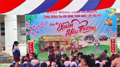 Gli studenti preparano i banh chung (dolcetti di riso tradizionali vietnamiti) in vista del XIV Congresso Nazionale del Partito Comunista del Vietnam.