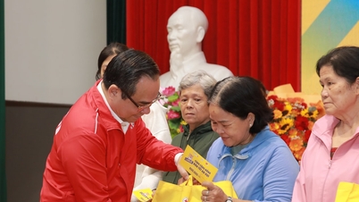 Donating numerous charitable Tet gifts to children and impoverished households.
