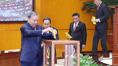 Mengumumkan senarai 19 ahli Politburo Kongres Parti ke-14.