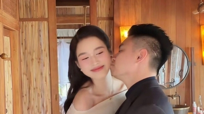 Ahli perniagaan Trung Ruoi mencium pipi ratu cantik Do Thi Ha; Trung Ruoi dan Huong Ly kelihatan serasi.