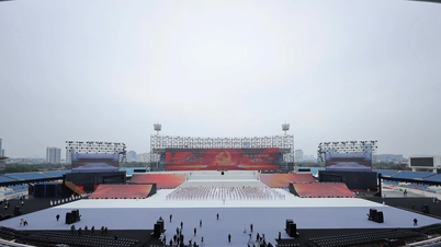 Người dân Hà Nội nô nức đi xem “concert pháo hoa quốc gia” chào mừng thành công Đại hội XIV của Đảng