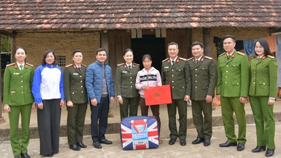 គណៈកម្មាធិការនារីនៃនាយកដ្ឋាននគរបាលខេត្តបានរៀបចំកម្មវិធី "បុណ្យតេតក្តៅ" នៅឃុំអានឡាក់។
