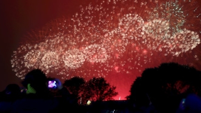 La gente acudió en masa al estadio My Dinh para ver los fuegos artificiales que celebraban la exitosa conclusión del 14º Congreso Nacional del Partido Comunista de Vietnam.
