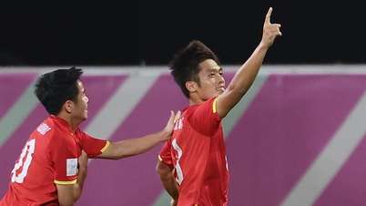 Quoc Viet نے جنوبی کوریا U23 کے خلاف میچ کے بعد Hieu Minh کو خراج تحسین پیش کیا۔