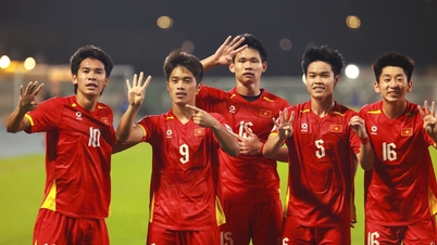 ທີມ U23 ຫວຽດນາມ ສະເຫຼີມສະຫຼອງເພື່ອລະນຶກເຖິງ ຮຽວ ມິງ: ຊ່ວງເວລາທີ່ອົບອຸ່ນຫົວໃຈ ແລະ ເຕັມໄປດ້ວຍອາລົມ!