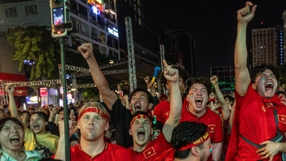 ホーチミン市のファンは、ベトナムU23が韓国を破ったことに歓喜に沸いた。