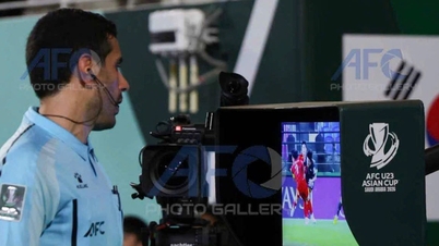 Dinh Bac was involved in a collision in the penalty area, but the referee reversed his decision and overturned the penalty for Vietnam U23: Why?