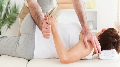 Trào lưu bẻ khớp "răng rắc" chữa đau lưng: Bác sĩ cảnh báo nguy cơ