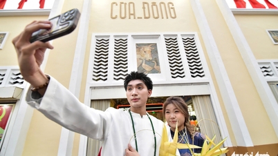 ベンタイン市場は6日ぶりに生まれ変わり、ホーチミン市の中心部は旧正月を迎えるために明るく輝きます。