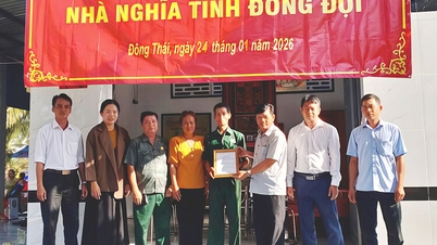 Handing over houses built with the solidarity of fellow soldiers in Dong Thai commune.
