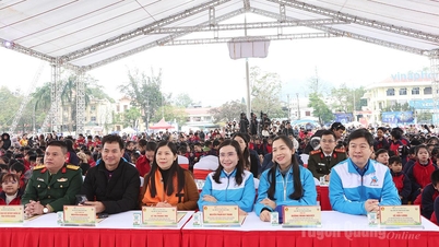 Au avut loc vibrantul program „Împărtășire de primăvară - Tet iubitor” și festivalul „Copii vietnamezi - Învață bine, antrenează-te cu sârguință”.