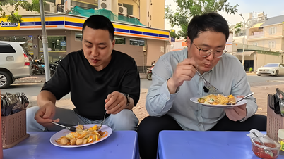 한국인 관광객들이 호치민시에서 3만 VND짜리 독특한 길거리 음식을 맛보고 만족스러워했습니다.