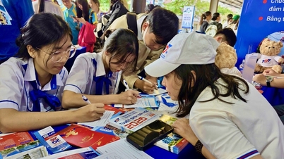 ນັກສຶກສາມີຄວາມສົນໃຈຢ່າງຫຼວງຫຼາຍຕໍ່ບູດໃຫ້ຄຳປຶກສາການເຂົ້າຮຽນໃນວິທະຍາໄລ ບ່ອນທີ່ພວກເຂົາສາມາດຕອບຄຳຖາມ ແລະ ຮັບຂອງຂວັນໄດ້.