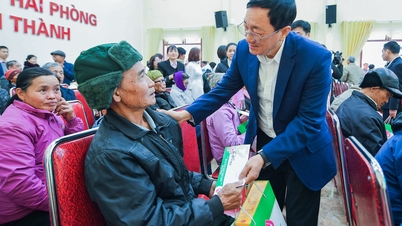El Director General del Banco de Política Social entrega regalos del Tet en la comuna de Kim Thanh.