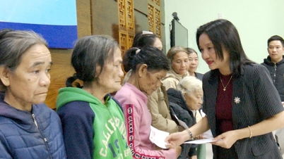 Gmina Thang Truong przekazała 110 milionów VND na wsparcie mieszkańców gminy Nam Tra My.