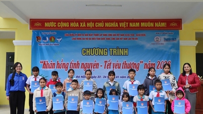 Å bringe Tet-ånden (vietnamesisk kinesisk nyttår) til studenter og vanskeligstilte i Nam Tra My kommune.
