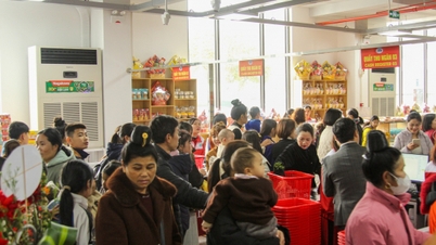 Hoa Ba Tuan Giao-supermarkedet åpner for å servere Tet-høytidsvarer.