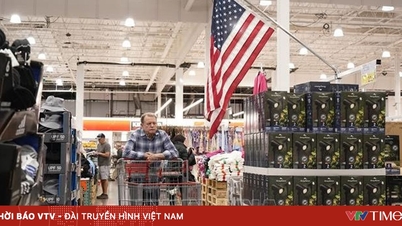 מחירים גבוהים ותחזית הכנסה יורדת מפעילים לחץ על הצרכנים האמריקאים.