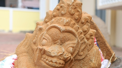 Arbeiter entdeckten zwei Champa-Reliefs im Duong Long Tower.