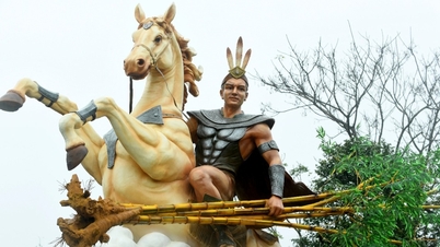 Patung Santo Gióng yang sedang menunggang kuda dan memegang batang bambu menarik perhatian.