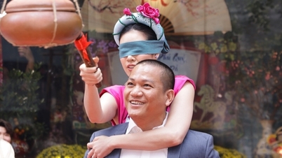 A Miss Vietnam Khanh Van foi carregada nas costas do marido, que é 17 anos mais velho que ela, para brincar de quebrar potes de barro.