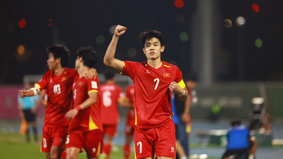 Breaking News: Dinh Bac becomes the first Vietnamese player to win the top scorer title at the U.23 Asian Championship.