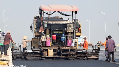 [Fotogalerie] Začíná pokládka asfaltu na mostě Thong Nhat na hlavní silniční tepně v Bien Hoa.