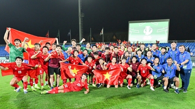 ປະທານ AFC ຊົມເຊີຍທີມຊາດຫວຽດນາມ U23 ທີ່ໄດ້ຮັບຫຼຽນທອງແດງໃນການແຂ່ງຂັນຊິງແຊ້ມອາຊີ.