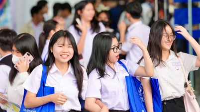 Đông nghịt học sinh 'trảy hội' chọn trường, chọn ngành