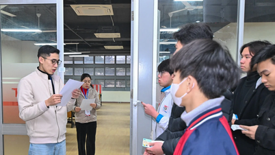 Les premiers candidats à participer au test d'aptitude de l'Université des sciences et technologies de Hanoï.