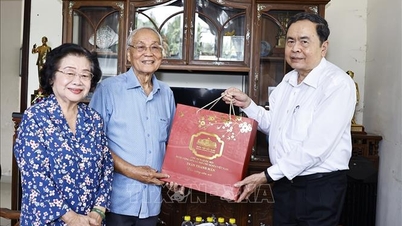 The Chairman of the National Assembly visits and pays tribute to former leaders of the Party and State.