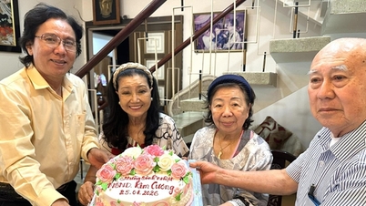 Des artistes se réunissent pour célébrer le 90e anniversaire de la légendaire actrice Kim Cuong.