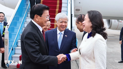 Generální tajemník a prezident Laosu zahajuje svou státní návštěvu Vietnamu.