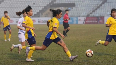 Les équipes U19 de Hô Chi Minh-Ville et de Phong Phu Ha Nam ont célébré ensemble leur victoire lors de la 6e journée du tournoi féminin U19.