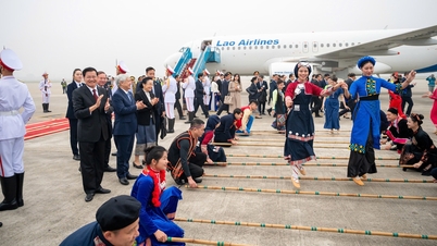 Tarian bambu tradisional dan tarian Lam Vong ditampilkan untuk menyambut Sekretaris Jenderal dan Presiden Laos pada kunjungannya ke Vietnam.