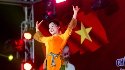 Pertunjukan gemilang 'Di bawah panji Partai yang mulia' di Hebei