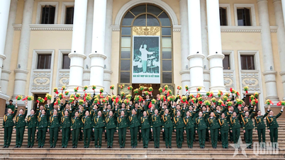 Die Kraft der Einheit in der festlichen Symphonie der glorreichen Partei von Militärkünstlern.