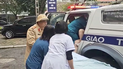 Polisi lalu lintas membantu wanita hamil yang sedang melahirkan di jalan raya.