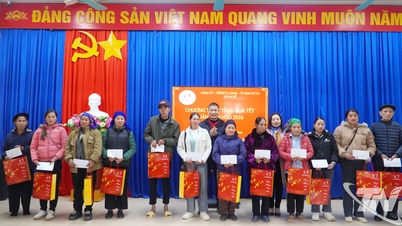 អំណោយបុណ្យតេតចំនួន ៨៦០០ ត្រូវបានចែកចាយដល់គ្រួសារក្រីក្រ និងគ្រួសារជិតក្រីក្រនៅក្នុងឃុំចំនួន ១០ នៅខេត្តថៃង្វៀនភាគខាងជើង។