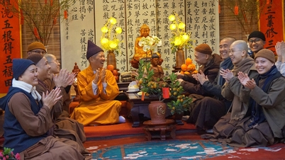 Tăng, ni sinh diễn văn nghệ, thi đấu thể thao, dựng trại kính mừng ngày Đức Phật thành đạo