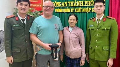 Kịp thời trao trả túi xách đánh rơi cho du khách người Anh