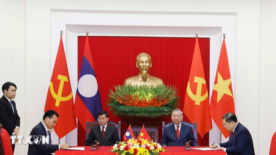 Generalsekretär To Lam und der Generalsekretär und Präsident von Laos wohnten der Unterzeichnungszeremonie der Dokumente bei.