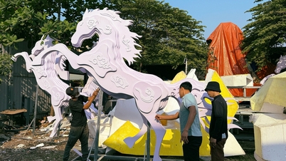 Inside the workshop making the horse mascot for the Nguyen Hue Flower Street 2026.