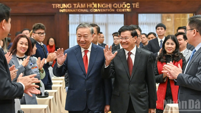 [Foto] Il Segretario Generale To Lam e il Segretario Generale e Presidente del Laos Thongloun Sisoulith partecipano all'annuncio dei risultati del XII Congresso del Partito Rivoluzionario del Popolo Lao.