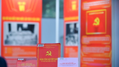 Na výstavě „Komunistická strana Vietnamu prostřednictvím svých kongresů“ je k vidění téměř 800 cenných dokumentů.
